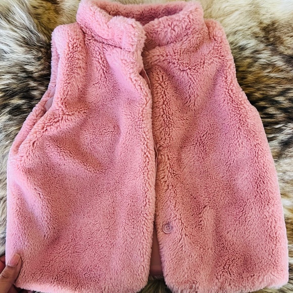 Adorable little pink faux fur vest Size 5 Saks - Picture 1 of 5